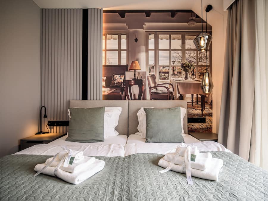 Caja de seguridad en la habitación y cortinas blackout