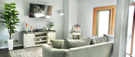 Televisión, libros, oficina