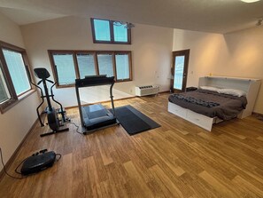 6 quartos, escrivaninha, ferros/tábuas de passar roupa, Wi-Fi