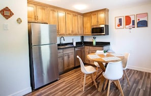 Fridge, microwave, stovetop, dishwasher - Quaint studio in Hill Country (Fredericksburg)
