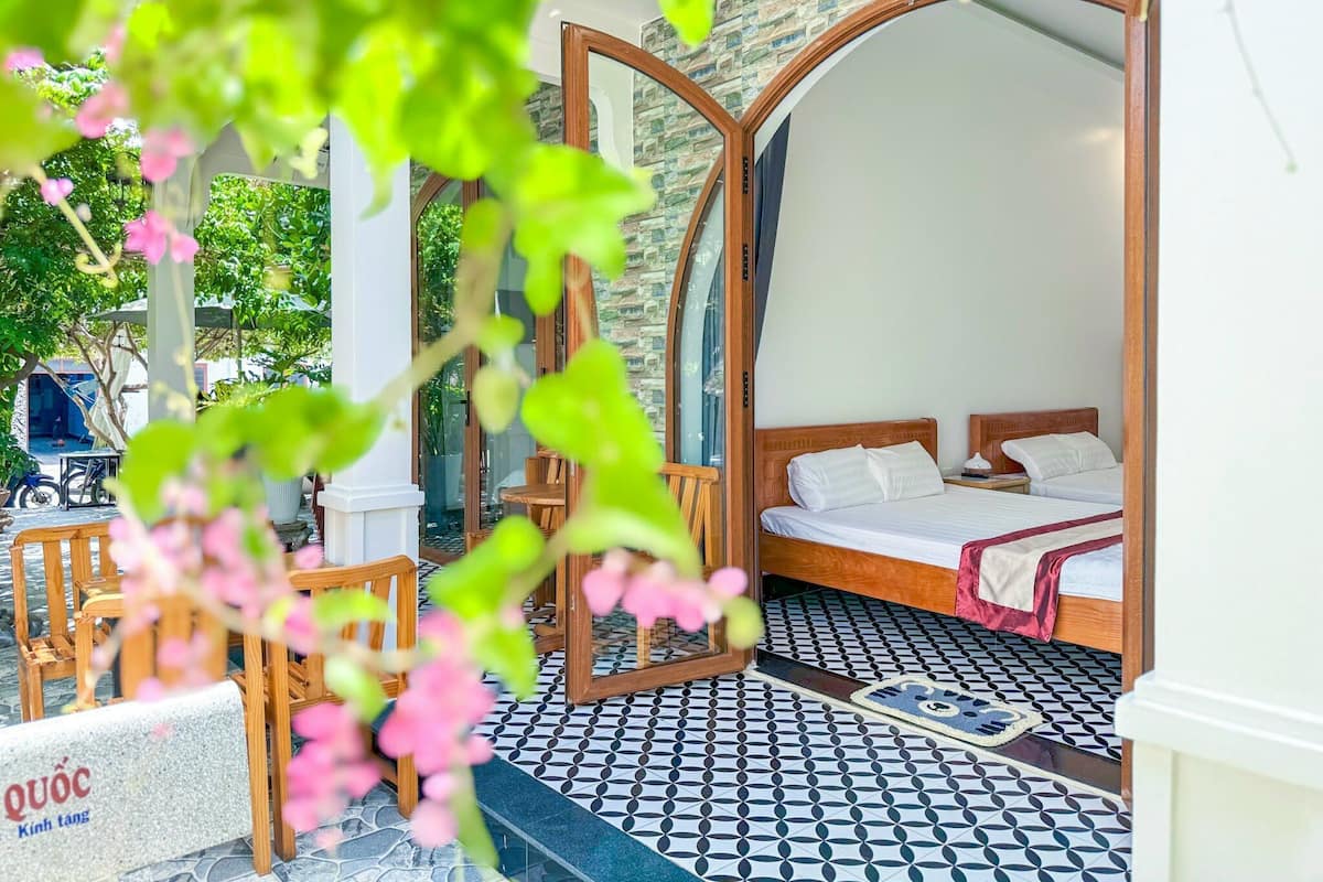 Family Double Room, Garden View | Living area