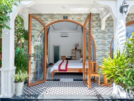 Family Double Room, Garden View | Laptop workspace, blackout drapes, soundproofing, iron/ironing board