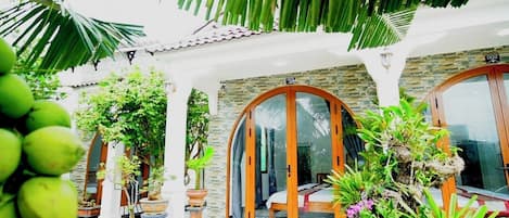 Chambre familiale double, vue sur le jardin | Aire de séjour