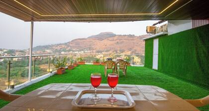 Spacious villa with 4 bedrooms and WiFi, AC in Lonavala