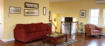 Secluded Hilltop Luxury Home. Water views. Steps away from the beach and town. Restaurants and gallery district nearby.