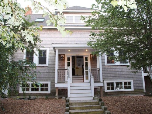 Secluded Hilltop Luxury Home. Water views.  Steps away from the beach and town. Restaurants and gallery district nearby.