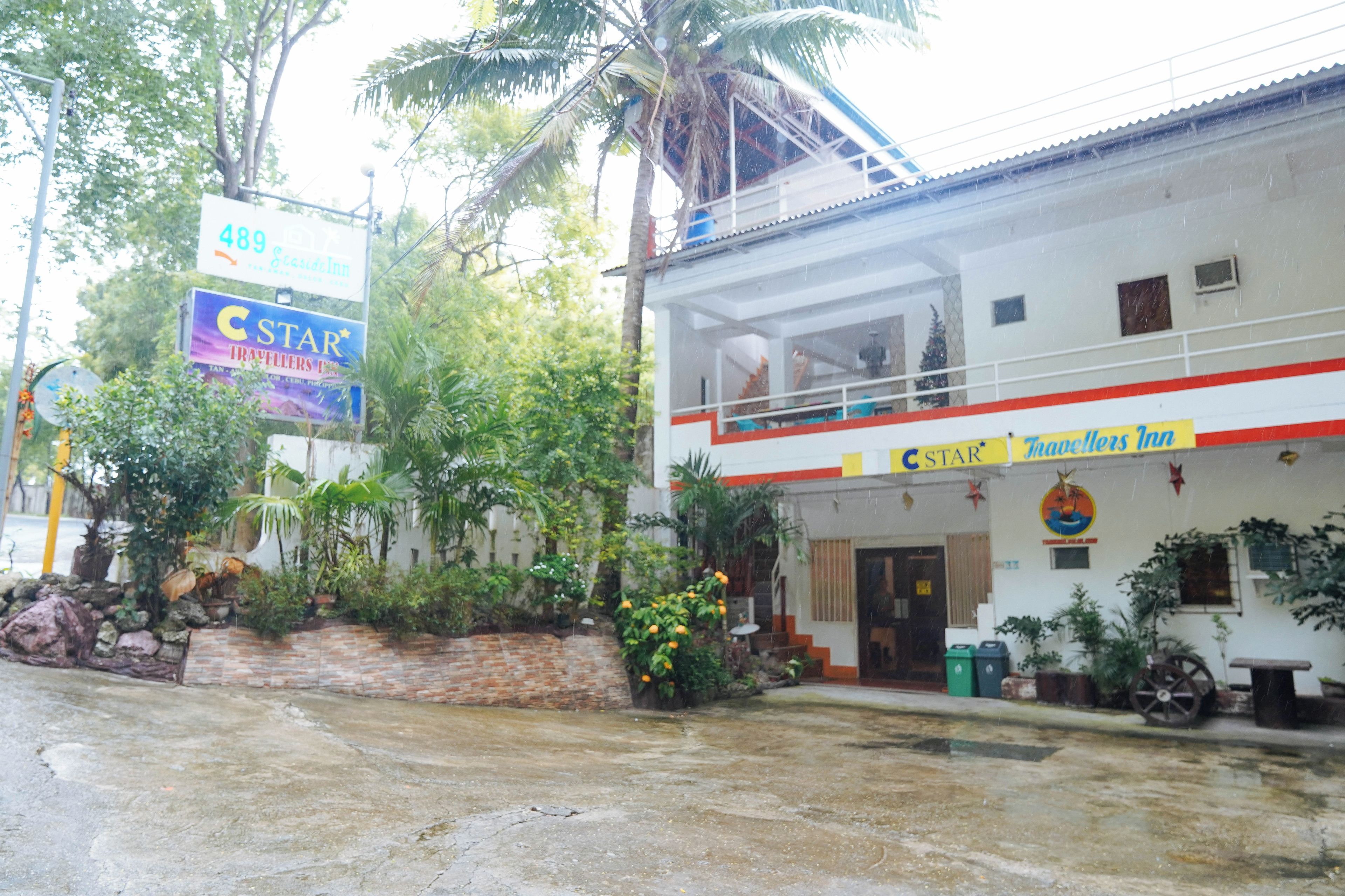 A building with a sign for 'Star Travelers Inn' and a '489' sign.
