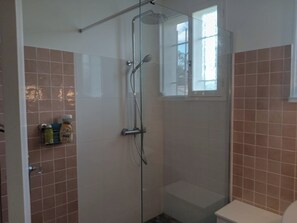 Douche, sĂšche-cheveux, serviettes fournies, savon