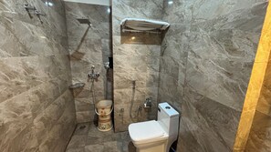 Shower, handuk, sabun, dan tisu toilet
