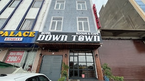A building with a sign for 'Hotel Down Town' offering rooms and cafe. - Hotel Down Town (Jaipur)