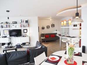 Télévision, lecteur de DVD, chaîne hi-fi