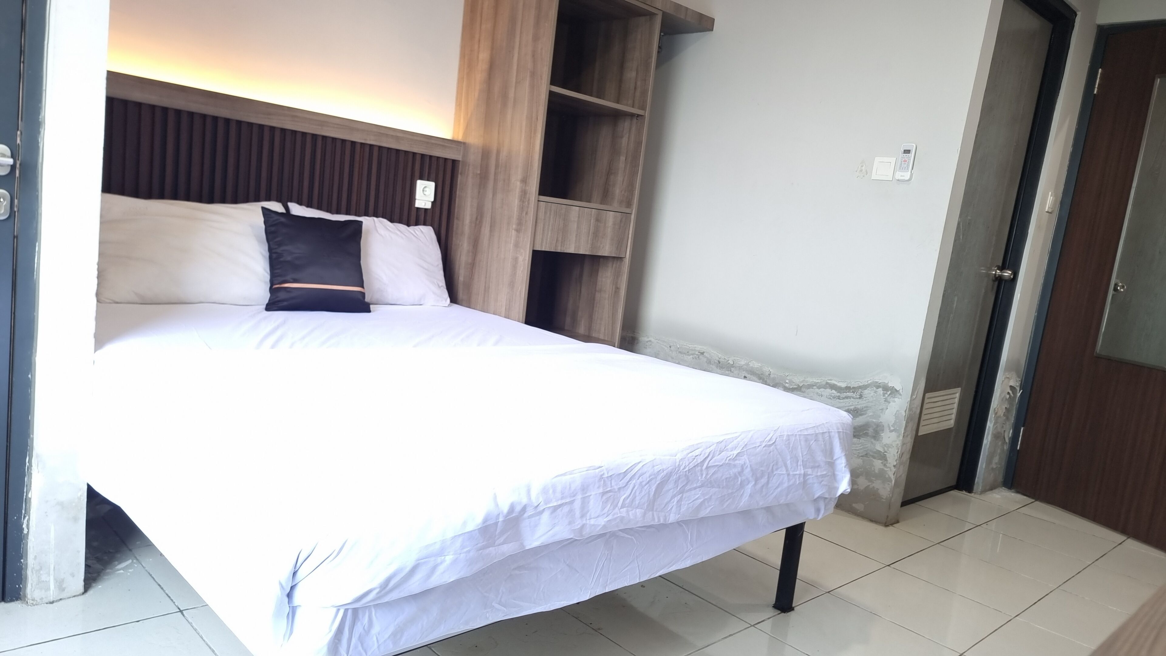 Premium bedding, WiFi (free), bed sheets