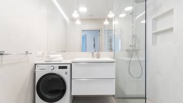 Deluxe Apartment | Bathroom