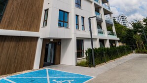 A multi-story building with a modern design, featuring balconies and large windows. - Bulvar Premium by Grand Apartments (Gdansk)