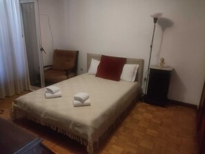 3 habitaciones, escritorio y tabla de planchar con plancha 