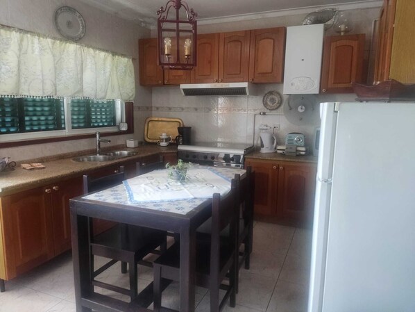Fridge, microwave, oven, stovetop - House With Balconies in Central but Quiet Amarante (Amarante)