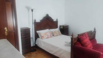 3 quartos, escrivaninha, ferros/tábuas de passar roupa, berço de viagem