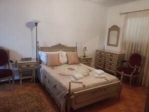 3 bedrooms, desk, iron/ironing board, travel cot - House With Balconies in Central but Quiet Amarante (Amarante)