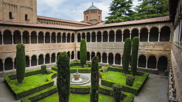 A courtyard with a central fountain, surrounded by neatly trimmed hedges and tall trees. - Rincón de Piedra a 30' de Barcelona (Corró d'Avall)