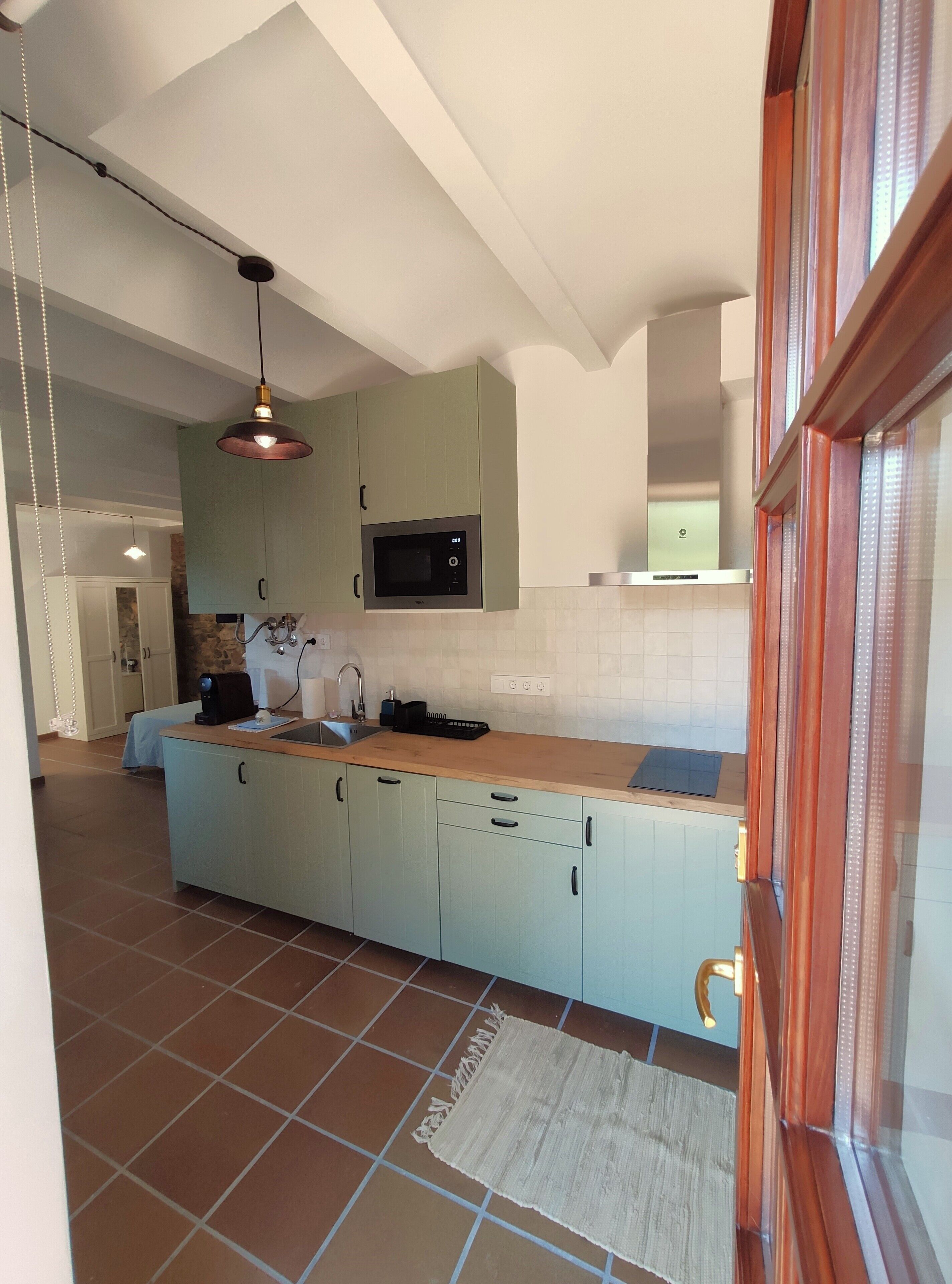 Een koelkast, een microgolfoven, een kookplaat, een vaatwasser