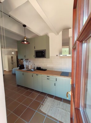 Réfrigérateur, micro-ondes, plaque de cuisson, lave-vaisselle