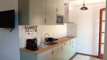 Een koelkast, een magnetron, een kookplaat, een vaatwasser