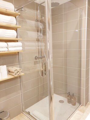 Dusche, Haartrockner, Handtücher, Seife