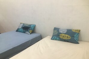 Classic Twin Room | Free WiFi, bed sheets - Hotel O Bantul Syariah Homestay (Bantul)