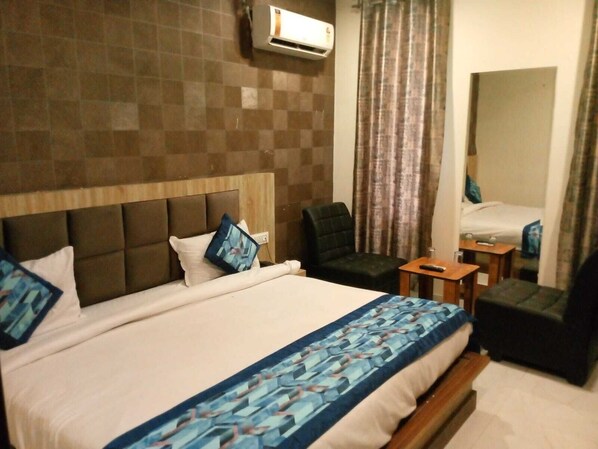 Deluxe Double Room, City View | Desk - Hotel Glass INN (Dera Bassi)