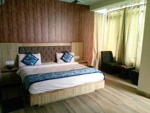 Deluxe Double Room, City View | Desk - Hotel Glass INN (Dera Bassi)