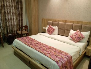 Deluxe-Doppelzimmer, Stadtblick | Schreibtisch