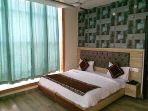 Deluxe Double Room, City View | Desk - Hotel Glass INN (Dera Bassi)