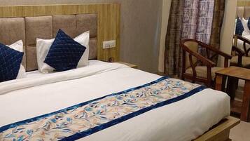 Deluxe Double Room, City View | Desk