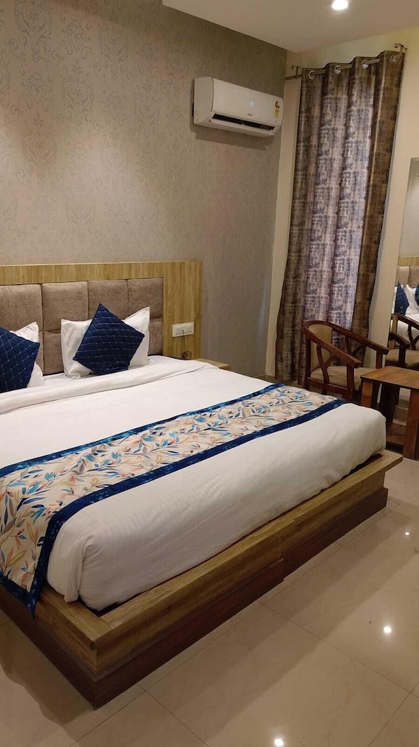 Habitación doble Deluxe, vista a la ciudad | Escritorio 