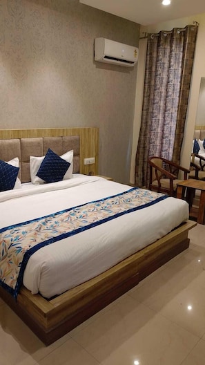 Deluxe Double Room, City View | Desk - Hotel Glass INN (Dera Bassi)
