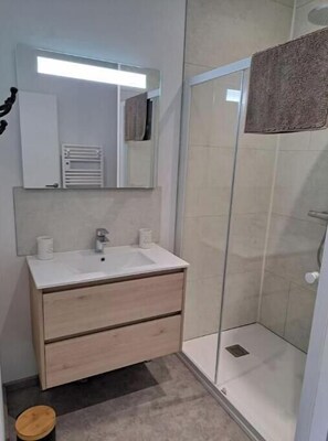 Een douche, een haardroger, handdoeken, zeep
