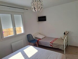 1 bedroom, iron/ironing board, travel cot, WiFi