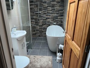 Doccia, asciugacapelli, asciugamani, sapone