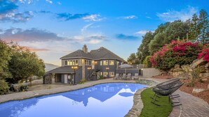 A two-story house with a swimming pool, outdoor furniture, and a well-maintained garden. - Grand Villa Castle in San Jose (San Jose)