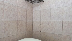 Standard Double Room | Bathroom | Shower, towels, soap - Hotel O Kost Btnompo Near SDI Bontosallang (Bontonompo)