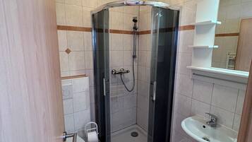 Douche, serviettes fournies