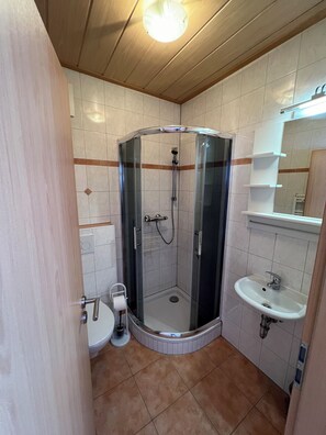 Een douche, handdoeken