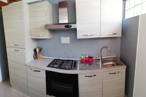 Oven, electric kettle, cookware/dishes/utensils - House Verona gh (Verona)