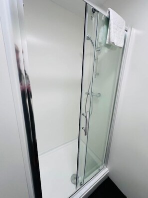 Shower, soap, shampoo, toilet paper - The Wyken Inn (Coventry)