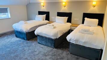 Klassieke driepersoonskamer | 1 slaapkamer, een bureau, gratis wifi