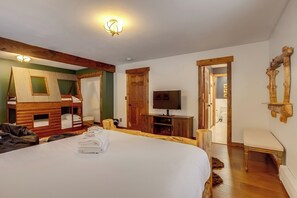 5 habitaciones, escritorio y tabla de planchar con plancha 