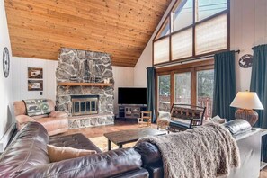 Smart TV - Skyline Retreat – 5BR Mountain Views • Hot Tub • Near Evergreen Lake (Evergreen)