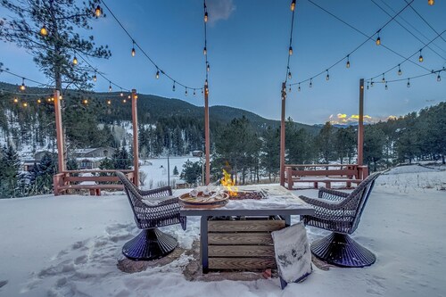 Skyline Retreat – 5BR Mountain Views • Hot Tub • Near Evergreen Lake