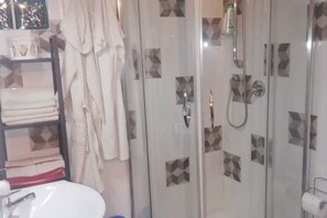 Dusche, Bidet, Handtücher, Seife