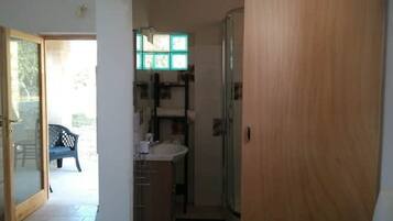 Doccia, bidet, asciugamani, sapone